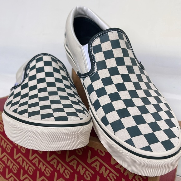Vans WMNS Classic Slip-On
Checkerboard Green/True White 
VN000BVZBGN
Sneakers - Picture 8 of 16